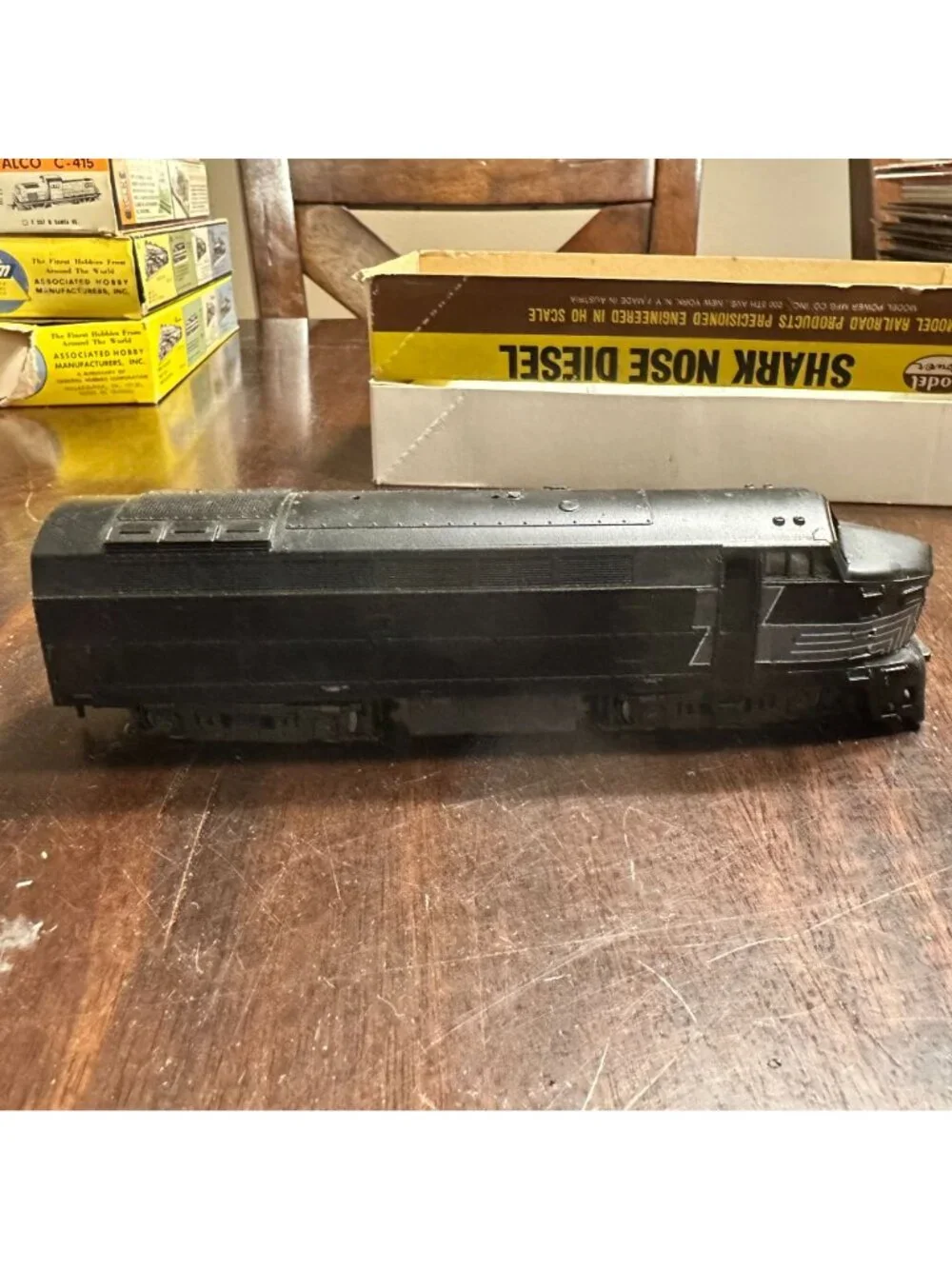 ROCO Shark Nose HO Diesel Engine Black with Five Stripes